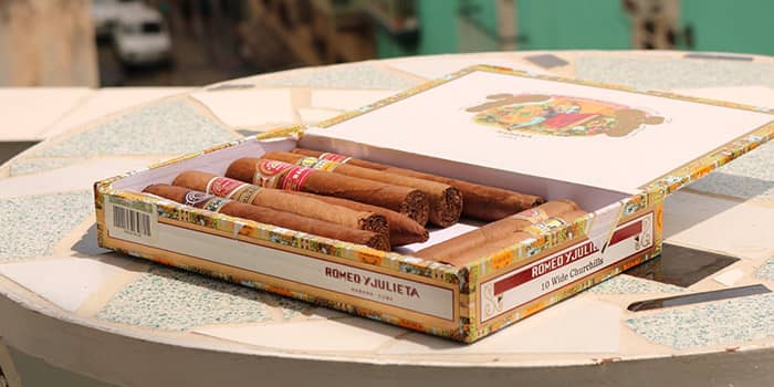 Cerutu, rokok, dan produk tembakau lainnya memiliki aturan khusus saat dibawa dari luar negeri.