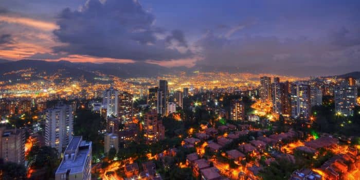 Menikmati keindahan serta sibuknya kota Medellin di Kolombia