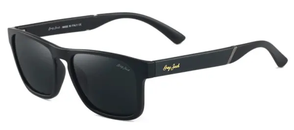 Bawa kacamata hitam dengan polarized lense untuk melindungi mata dari silau sinar matahari.